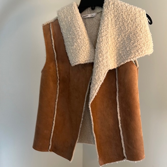 Old Navy sherpa lined vest like new. On trend - Picture 2 of 7